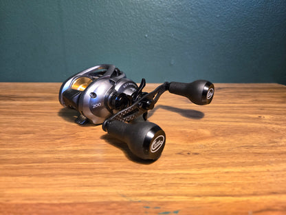 Shimano Citica 200 Baitcasting Reel w/ 95mm Carbon Fiber Handle